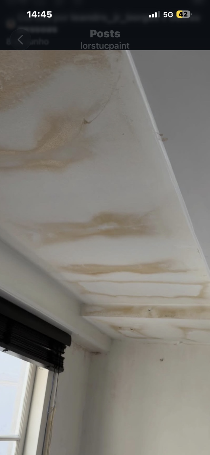 Beschadigingen aan het plafond vóór behandeling