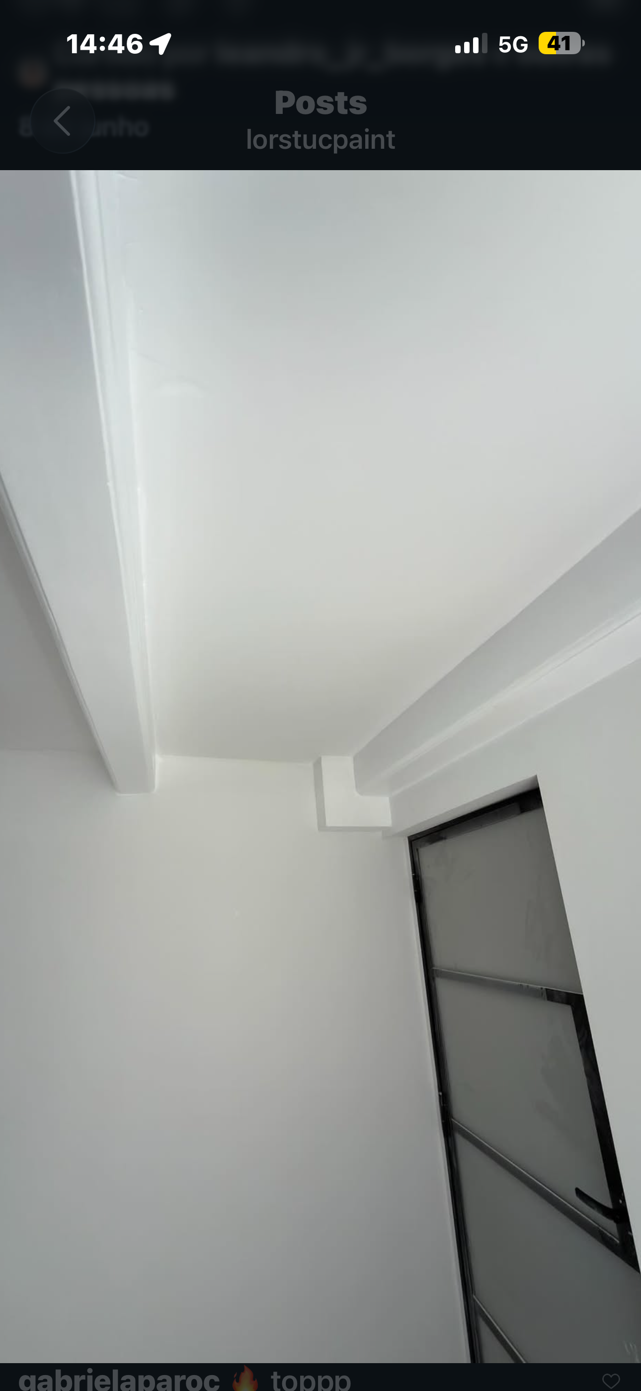 Glad afgewerkt en geschilderd plafond na de herstelwerkzaamheden