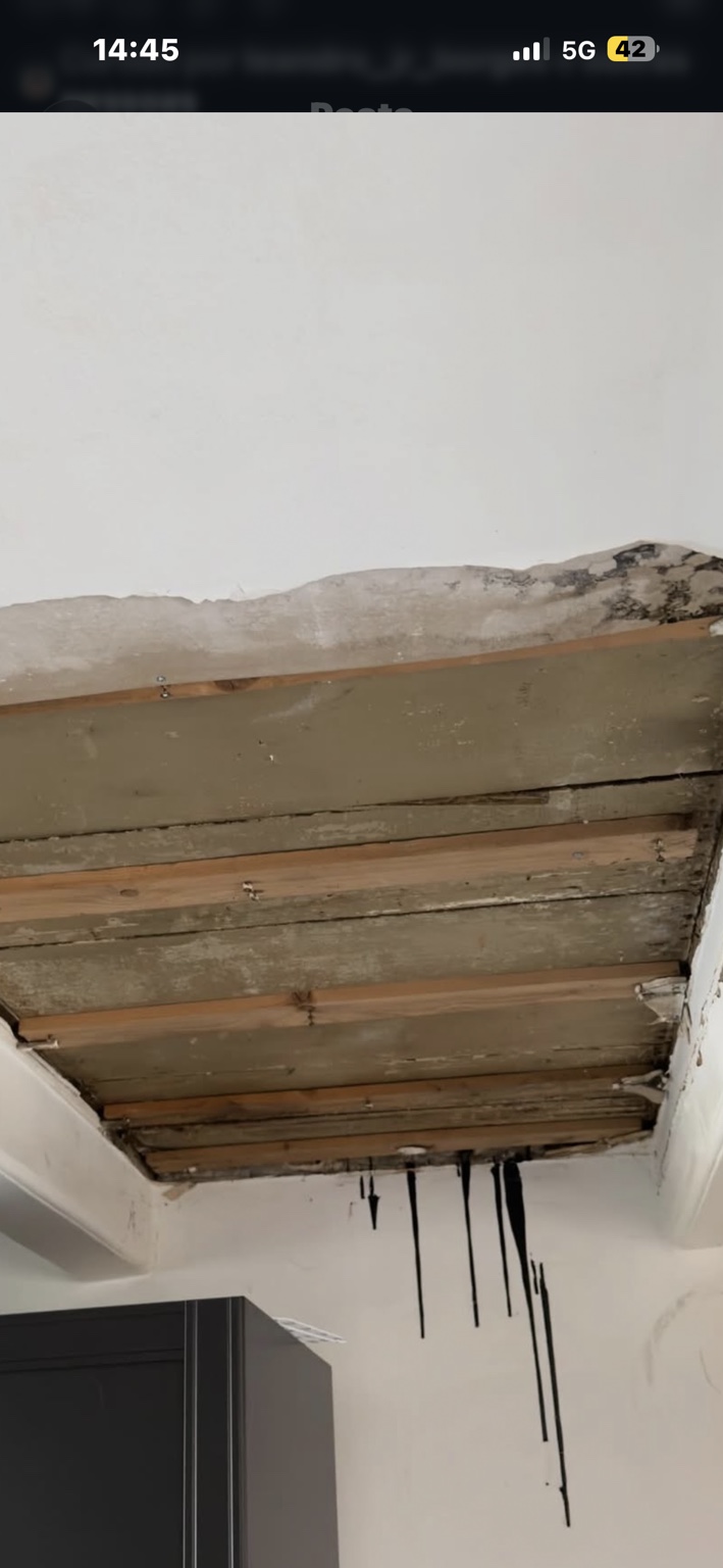 Plafond geopend tijdens de vervanging van de beschadigde plaat